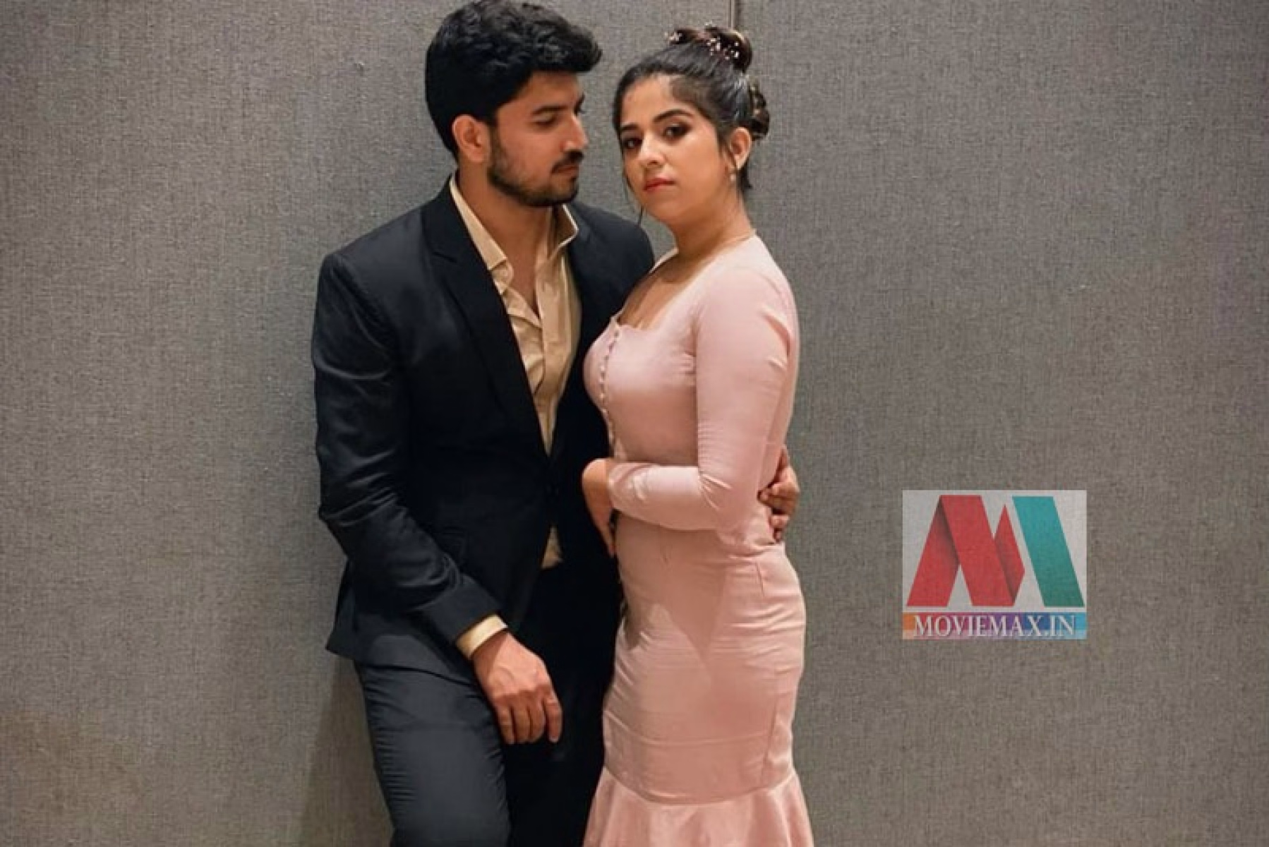 ഒരു ഫോട്ടോയ്ക്ക് ഇത്ര ആറ്റിറ്റ്യൂട്  വേണോ ജീവയുടെ രസകരമായ പോസ്റ്റ്‌ 