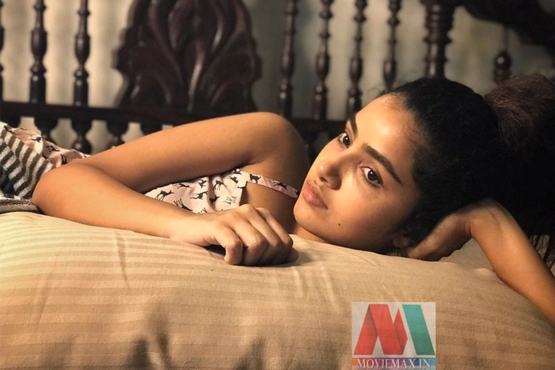 ചിന്തകളില്‍ സ്വയം നഷ്‍ടപ്പെട്ട് .......അനുപമയുടെ പുതിയ ഫോട്ടോ വൈറല്‍ 