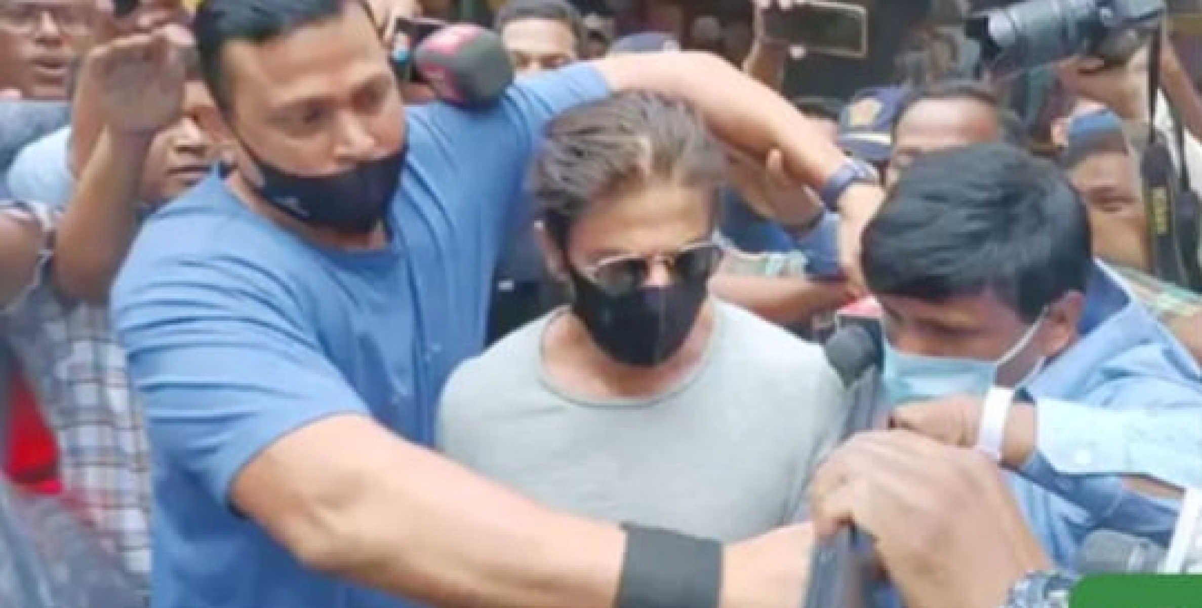 ആർതർ റോഡ് ജയിലിൽ അച്ഛൻ മകനെ കാണാൻ എത്തി 