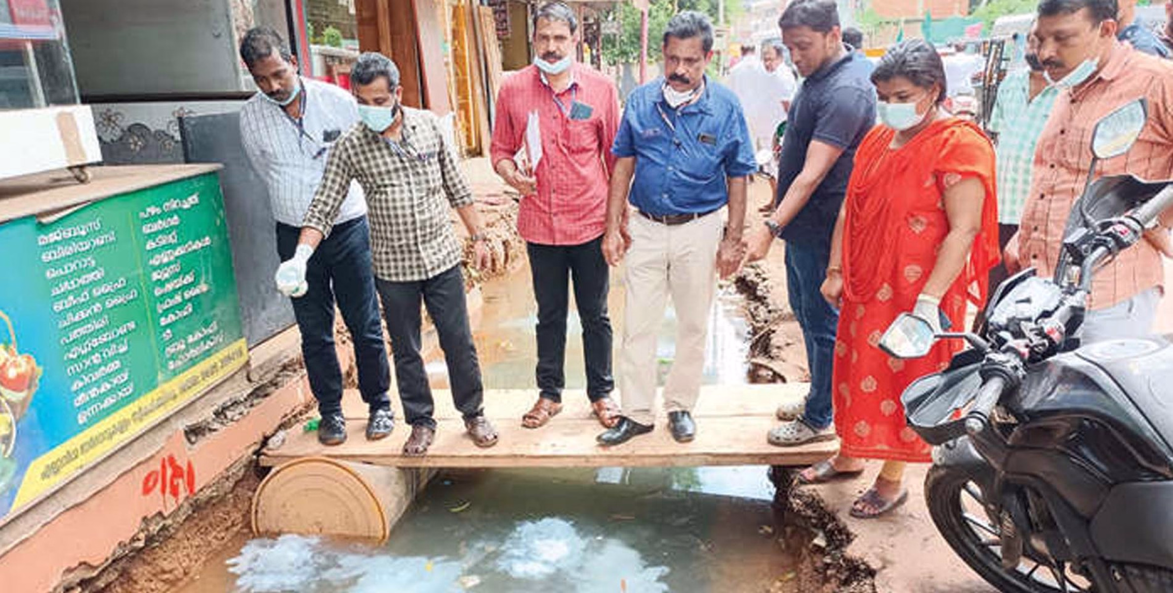 ഡെങ്കിപ്പനി പടരുമ്പോൾ കൊതുകുവളർത്ത് കേന്ദ്രമായി കുറ്റ്യാടി ടൗണിലെ ഓവ് ചാലുകൾ