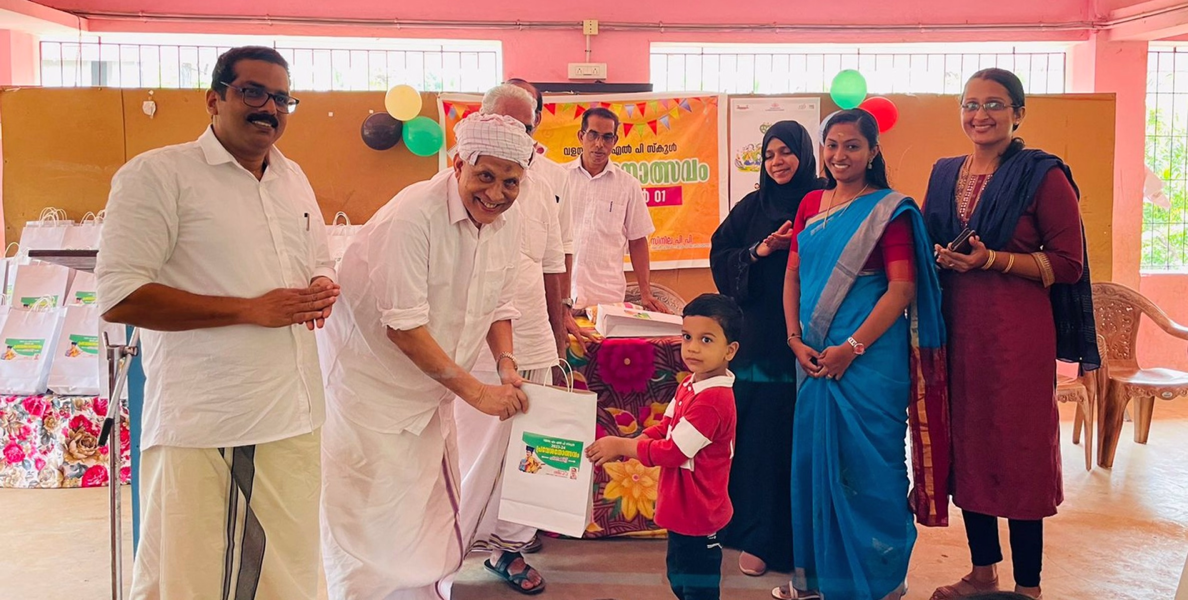 പഠനക്കിറ്റുമായി ജനപ്രതിനിധി; വളയം എം.എൽ.പി. സ്കൂളിൽ വേറിട്ട പ്രവേശത്സവം