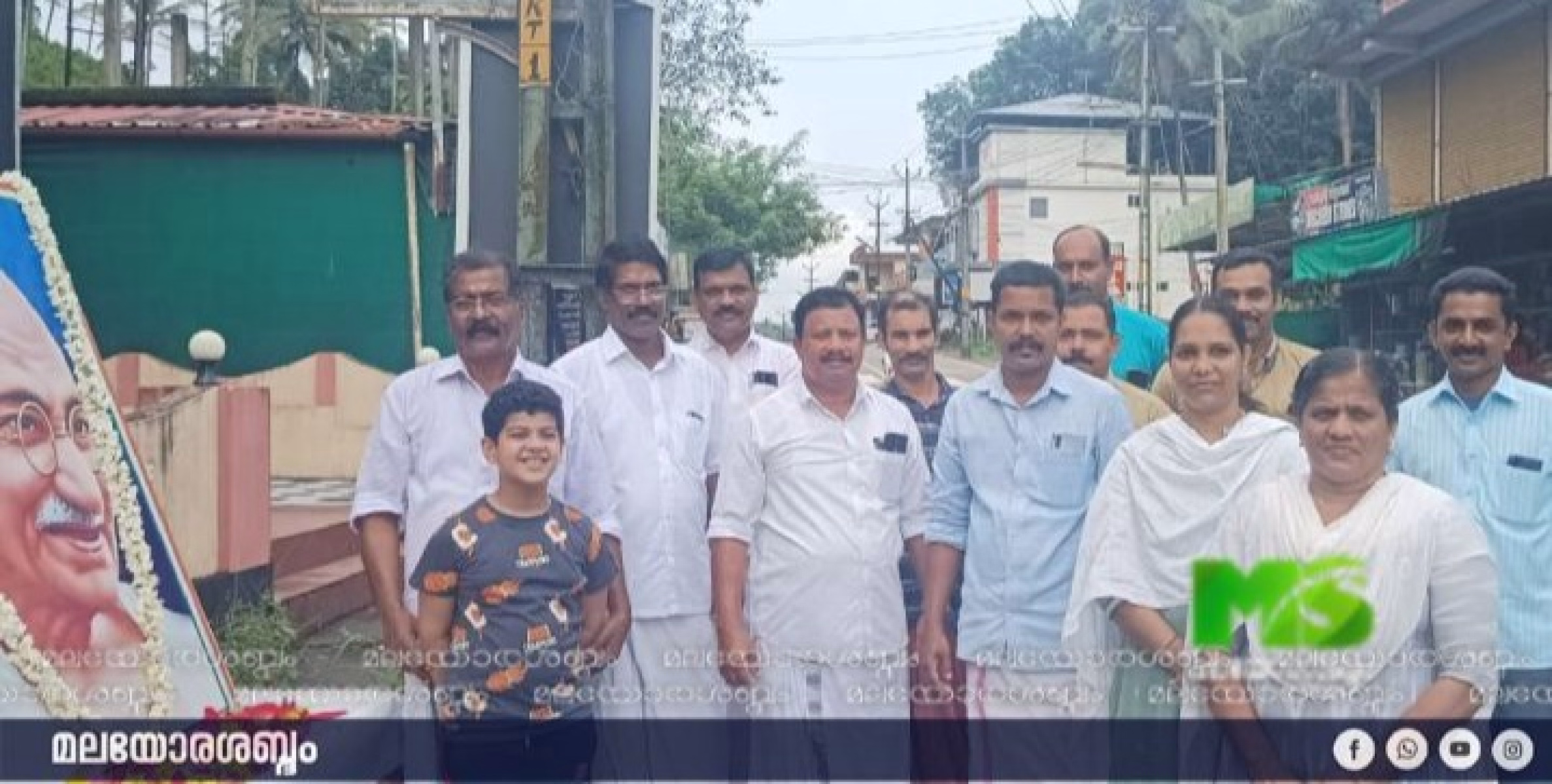 ഗാന്ധി അനുസ്മരണവും പുഷ്പാർച്ചനയും സംഘടിപ്പിച്ചു.