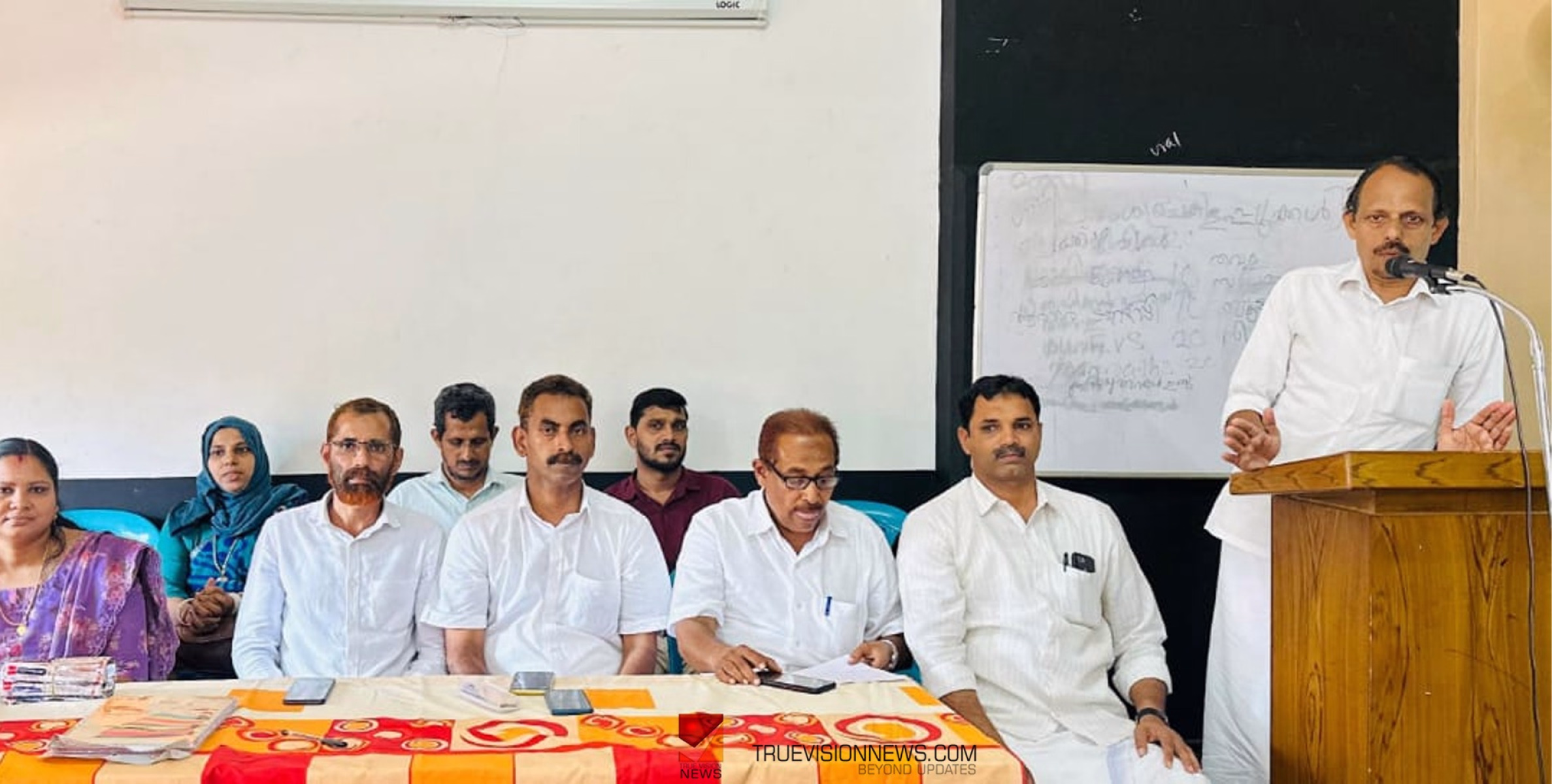 #artsfestival | തോടന്നൂർ ഉപജില്ല സ്കൂൾ കലോത്സവ ഉപയോഗത്തിന് കടലാസ് പേന തയ്യാറാക്കി 