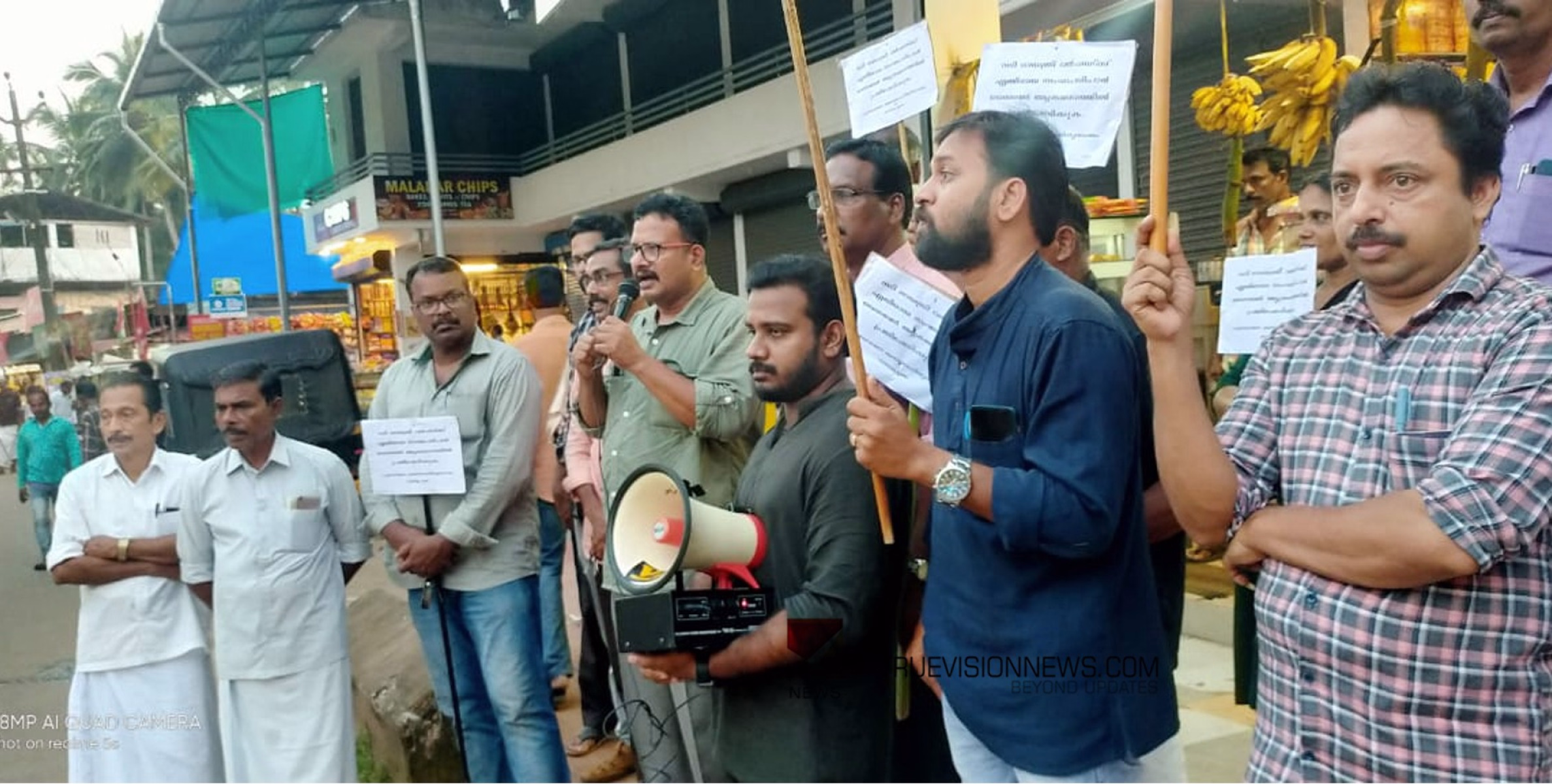 #Protests  |   ഗായത്രി വർഷക്കെതിരായ സൈബർ ആക്രമണത്തിൽ പുറമേരിയിൽ പ്രതിഷേധം