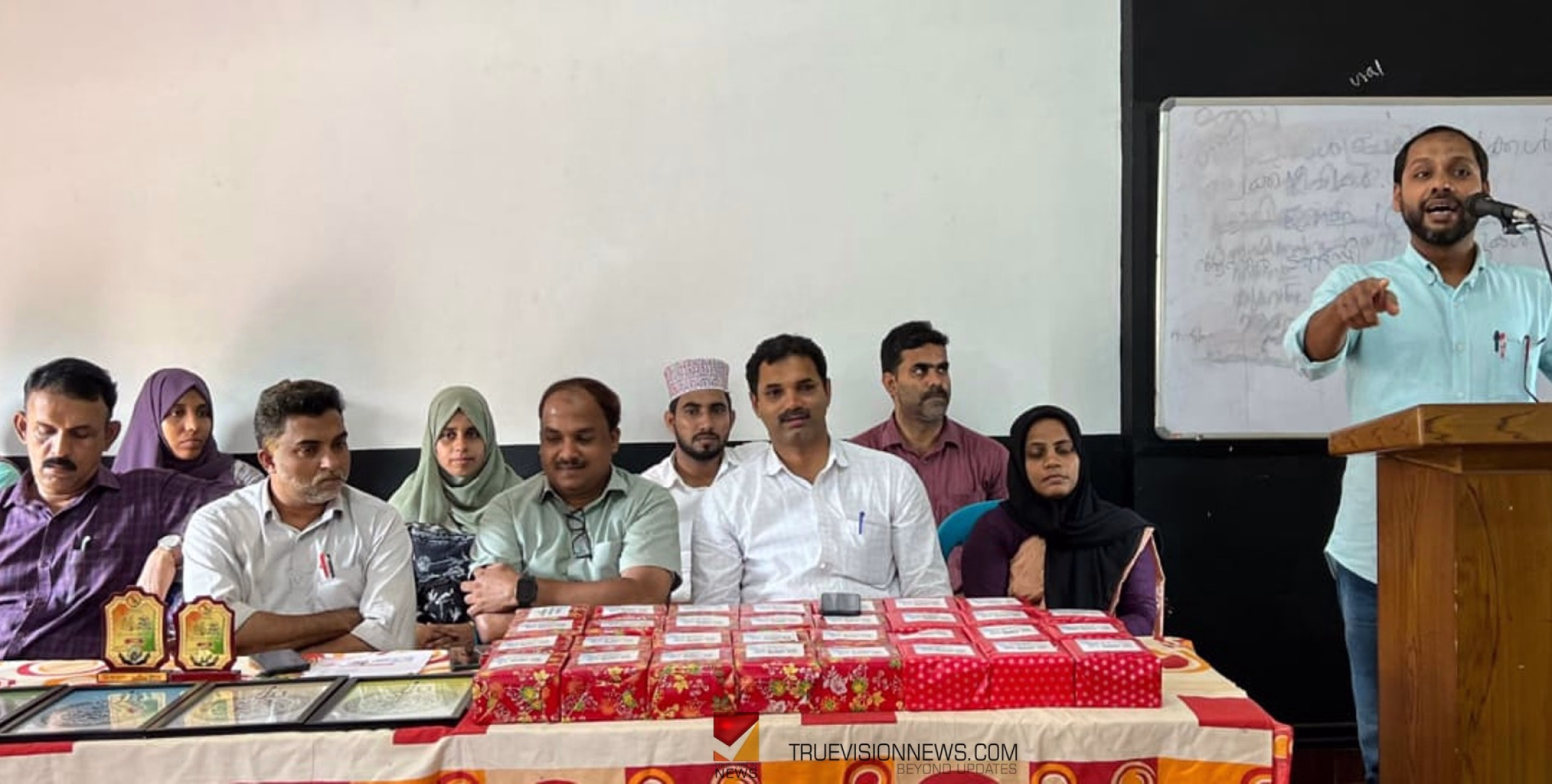 #ArabicDay | അന്താരാഷ്ട്ര അറബിക് ദിനം; കടമേരി എം. യു. പി. സ്കൂളിൽ അറബി ഭാഷാ സമ്മേളനം നടത്തി 