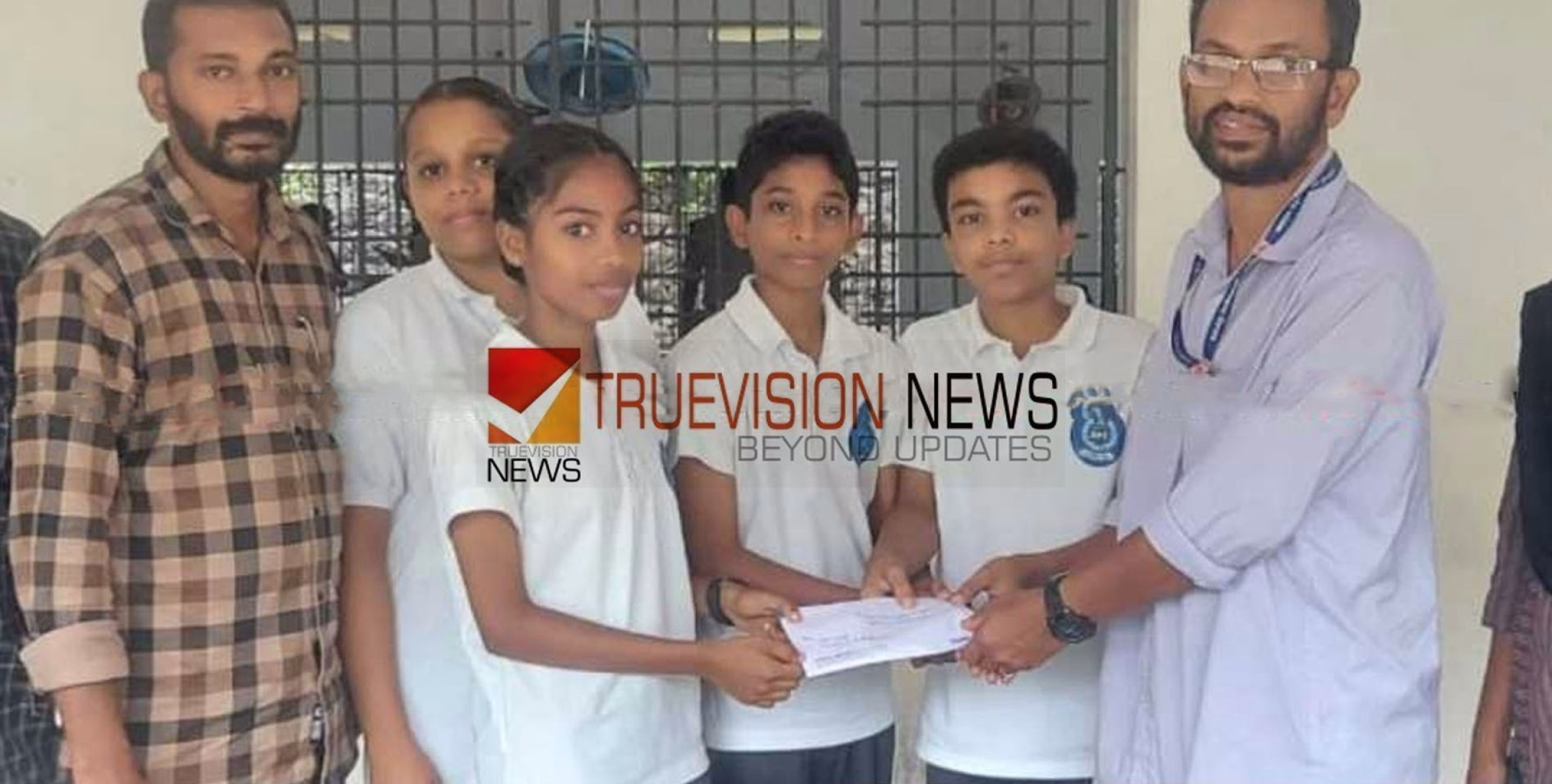 #relieffund | കൈത്താങ്ങാവാൻ; വിലങ്ങാട് ദുരിതാശ്വാസ നിധിയിലേക്ക് സമാഹരിച്ച തുക കൈമാറി എസ്‌പിസി യൂണിറ്റ്  