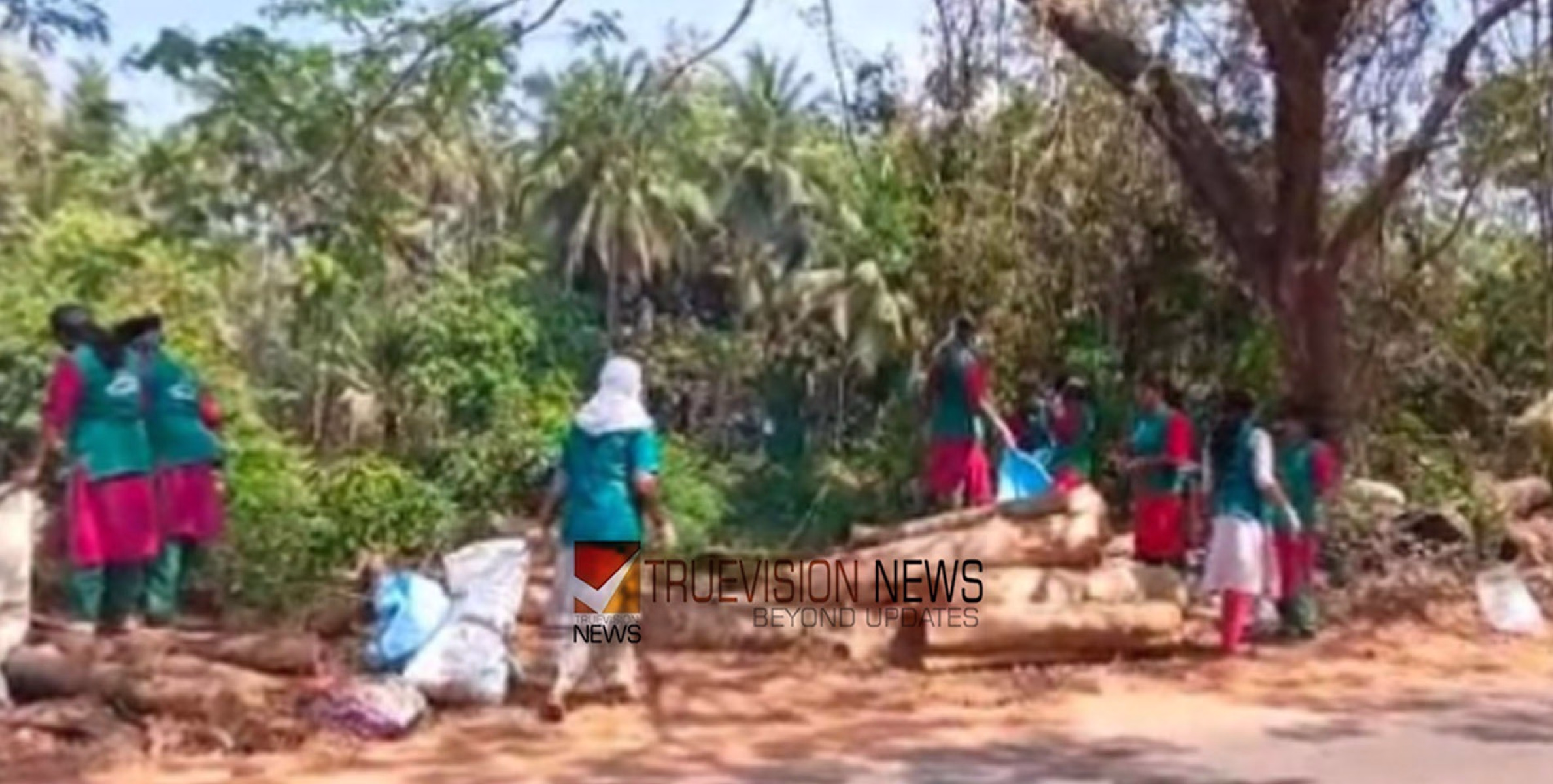 ശുചിത്വ നാടിനായ്; കായപ്പനച്ചി പുഴയോരം ശുചീകരണം നടത്തി ഹരിത കർമ്മസേന 