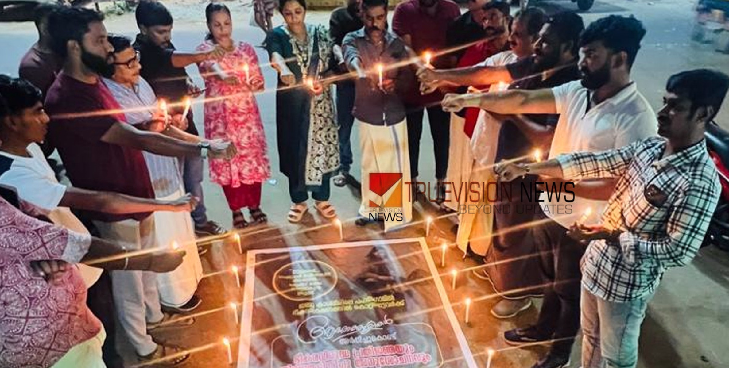 ഭീകരവിരുദ്ധ പ്രതിജ്ഞ; തിരിതെളിയിച്ച്  അനുശോചിച്ച്  യുവാക്കൾ 