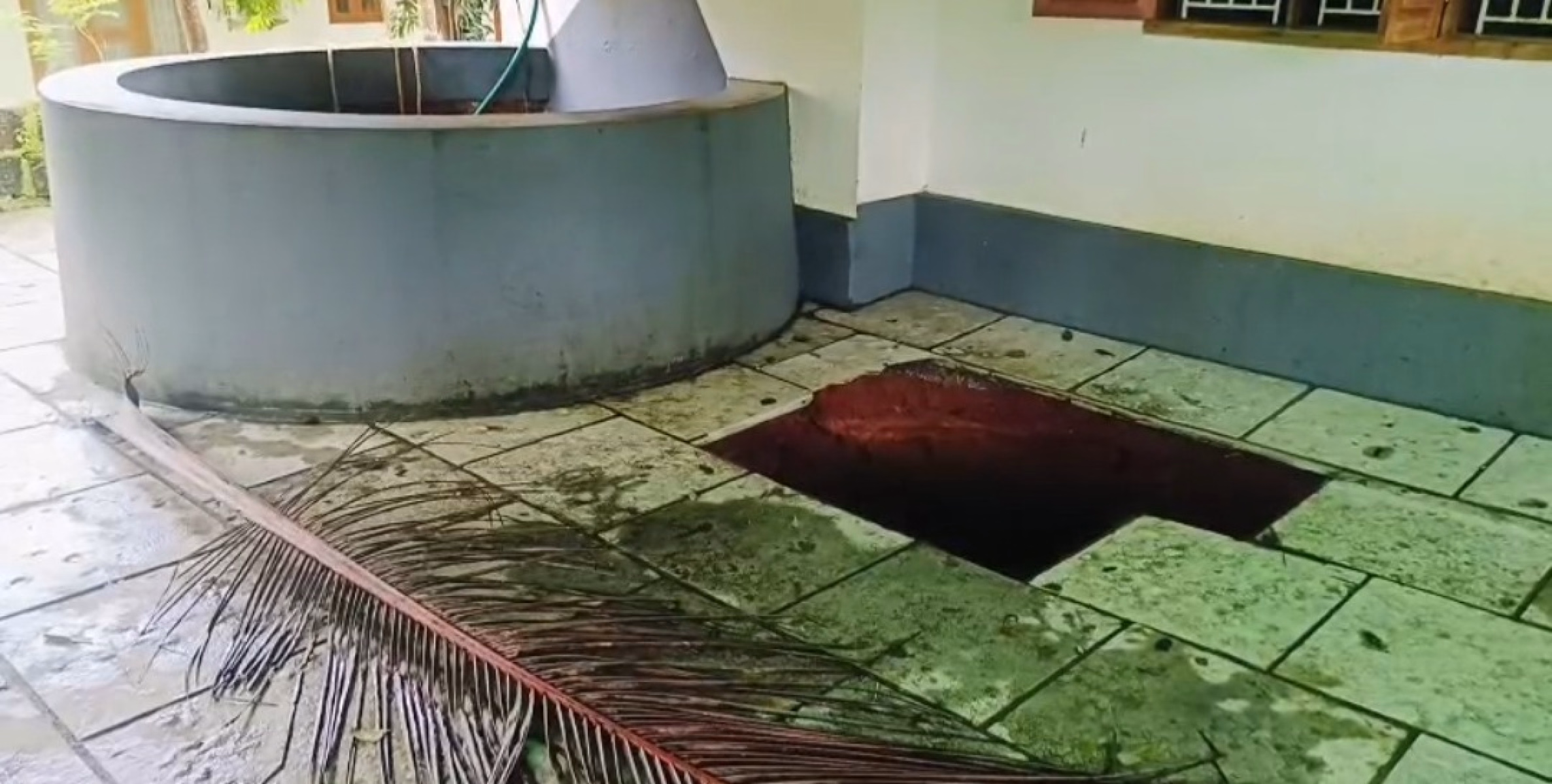കൂത്തുപറമ്പിൽ വീടിന് മുന്നിൽ ഗർത്തം രൂപപ്പെട്ടു ; വീട് അപകടാവസ്ഥയിൽ 