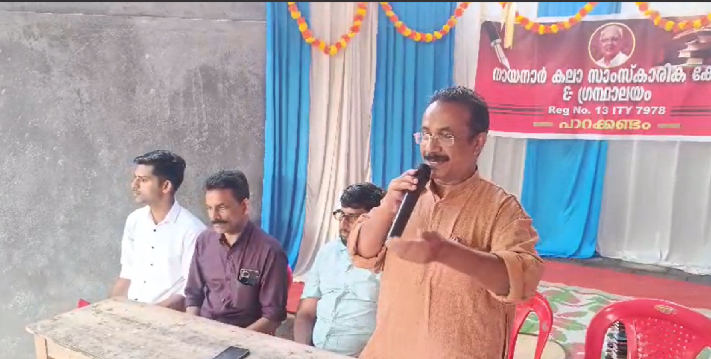 വിജയദശമി ദിനത്തിൽ പാറക്കണ്ടം നായനാർ കലാ സാംസ്‌കാരിക കേന്ദ്രം & ഗ്രന്ഥാലയത്തിൽ കുട്ടികളെ എഴുത്തിനിരുത്തി