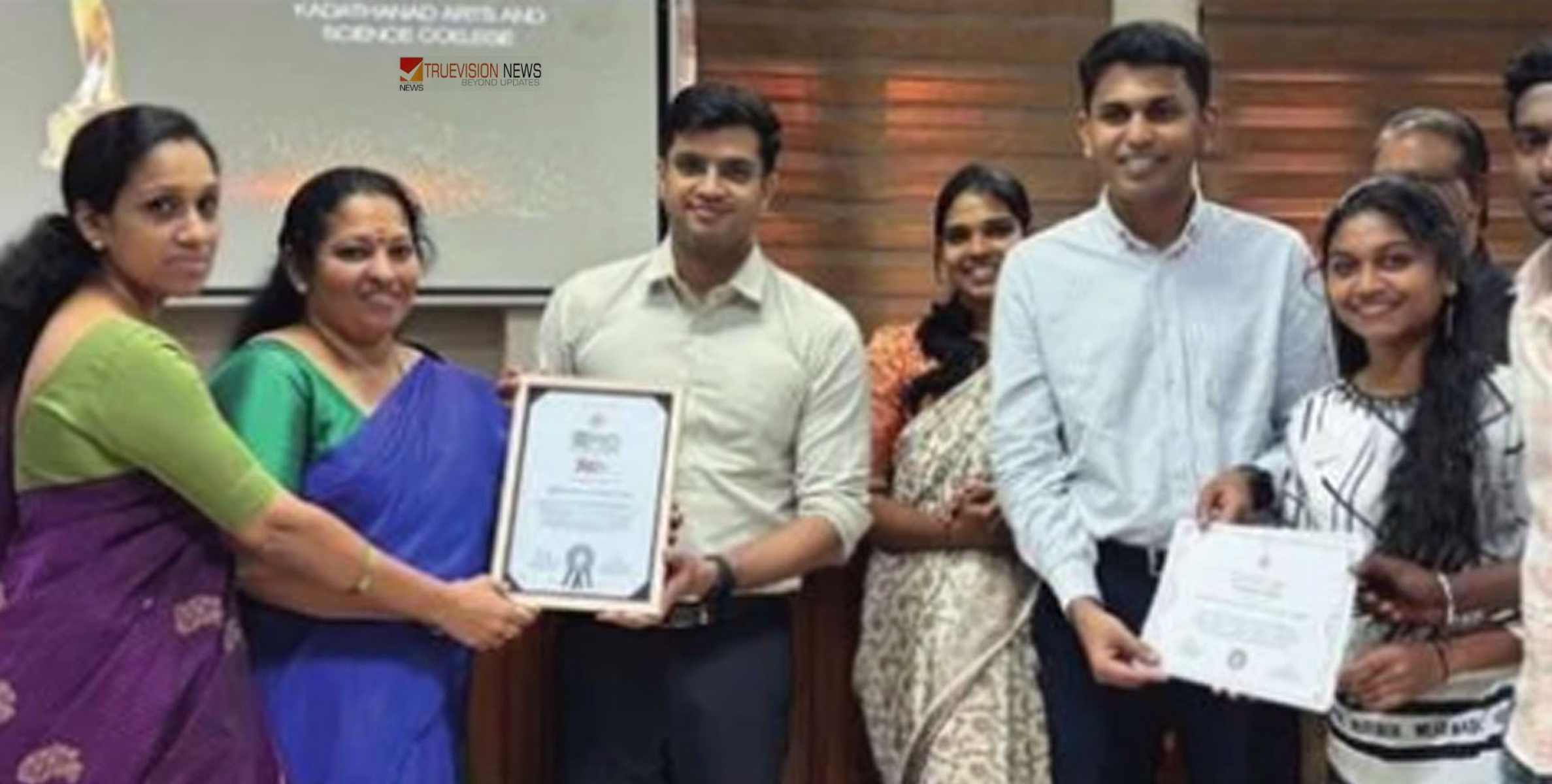വോട്ടർ പട്ടികയിൽ നൂറുശതമാനം നേട്ടം; കടത്തനാട് ആർട്സ് ആൻഡ് സയൻസ് കോളേജിന് ജില്ലാ ഭരണകൂടത്തിന്റെ അംഗീകാരം