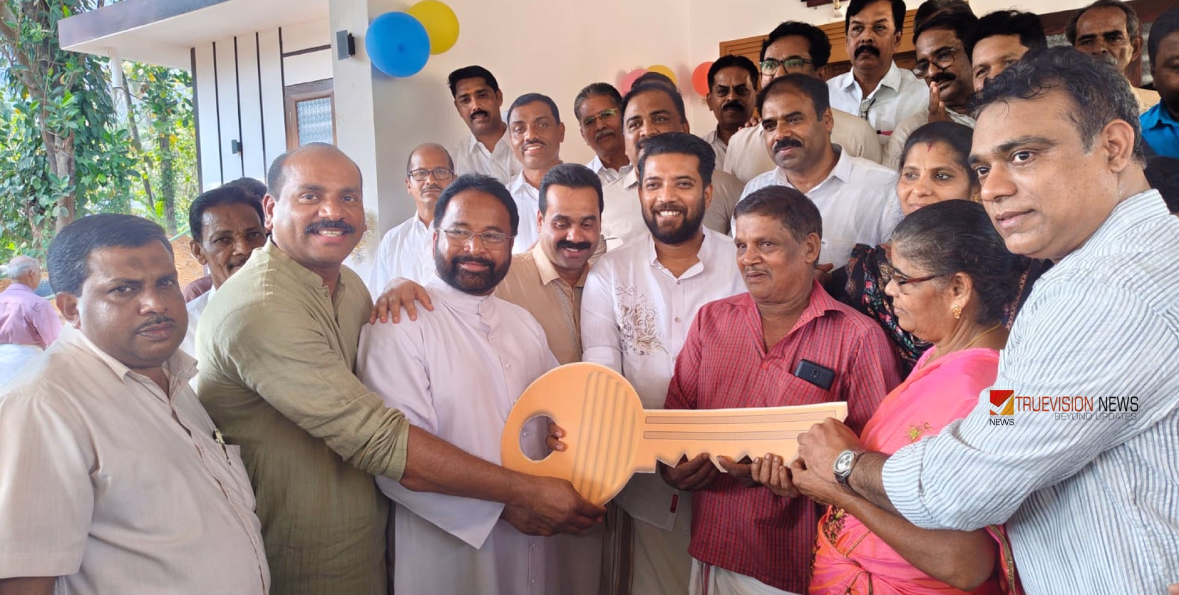 വിലങ്ങാട് പുനരധിവാസം; ഷാഫി പറമ്പിൽ എം.പി.യുടെ നേതൃത്വത്തിലുള്ള ആദ്യ വീട് കൈമാറി