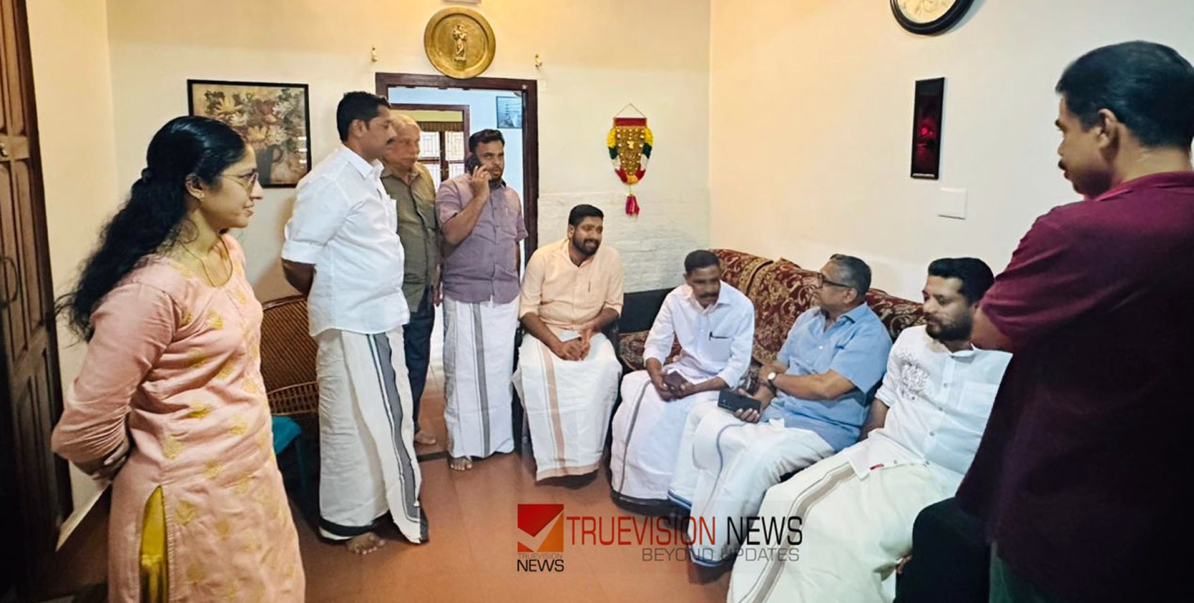 ഷാഫി പറമ്പിൽ വേണുഗോപാല കുറുപ്പിന്റെ വീട് സന്ദർശിച്ചു