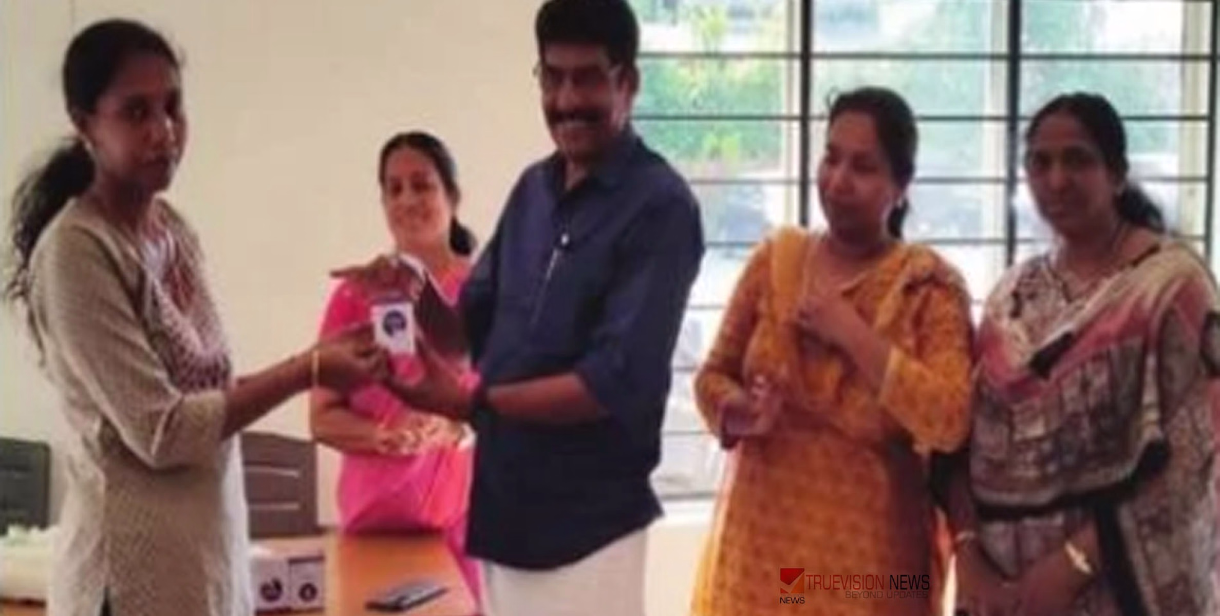 ഹരിതം, സുരക്ഷിതം; വടകര നഗരസഭയിൽ കുടുംബശ്രീ അംഗങ്ങൾക്ക് മെൻസ്ട്രൽ കപ്പുകൾ നൽകി