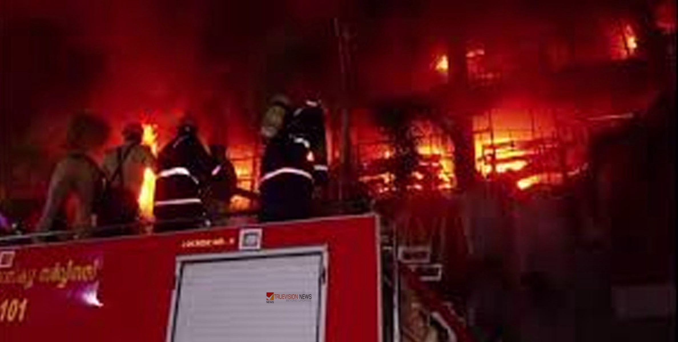 ജയലക്ഷ്മി സിൽക്സിലെ തീപിടിത്തം: വസ്ത്രങ്ങൾ കുത്തിനിറച്ചത് തിരിച്ചടിയായി; സുരക്ഷാ വീഴ്ചയിൽ വ്യാപാരികളുടെ പ്രതിഷേധം