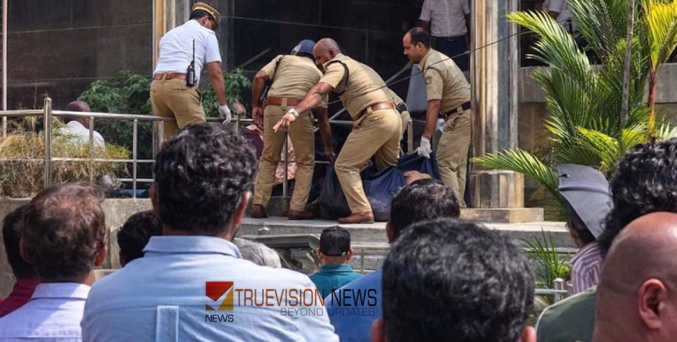 ജ്വല്ലറിക്കെട്ടിടത്തിനു മുകളിൽനിന്ന് ചാടി അജ്ഞാതൻ ജീവനൊടുക്കി