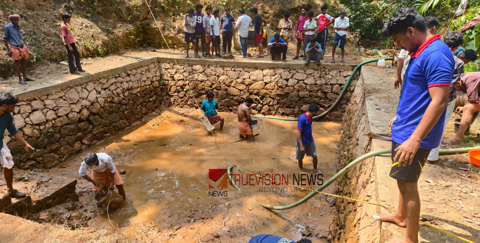 ഇനി നീന്തിത്തുടിക്കാം...: ഡി വൈ എഫ് ഐ നേത്രത്വത്തിൽ നീന്തൽ കുളം വൃത്തിയാക്കി