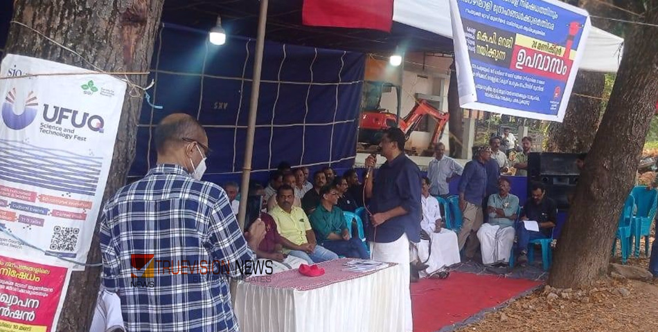 അക്ഷരങ്ങൾ കൊണ്ട് വിശപ്പടക്കാനാവില്ല...! മാസങ്ങളായി ശമ്പളമില്ല; 'മാധ്യമം' പത്രത്തിന് മുന്നിൽ കുത്തിയിരിപ്പ് സമരം തുടങ്ങി