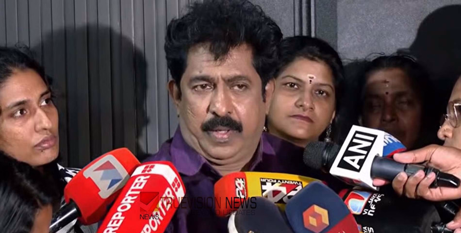 പ്രേംകുമാറിനെ ചേ‍ര്‍ത്തുപിടിക്കാൻ ഉറച്ച് കോൺഗ്രസ്; കെപിസിസി പരിപാടിയിൽ മുഖ്യാതിഥിയാകുന്നു..?