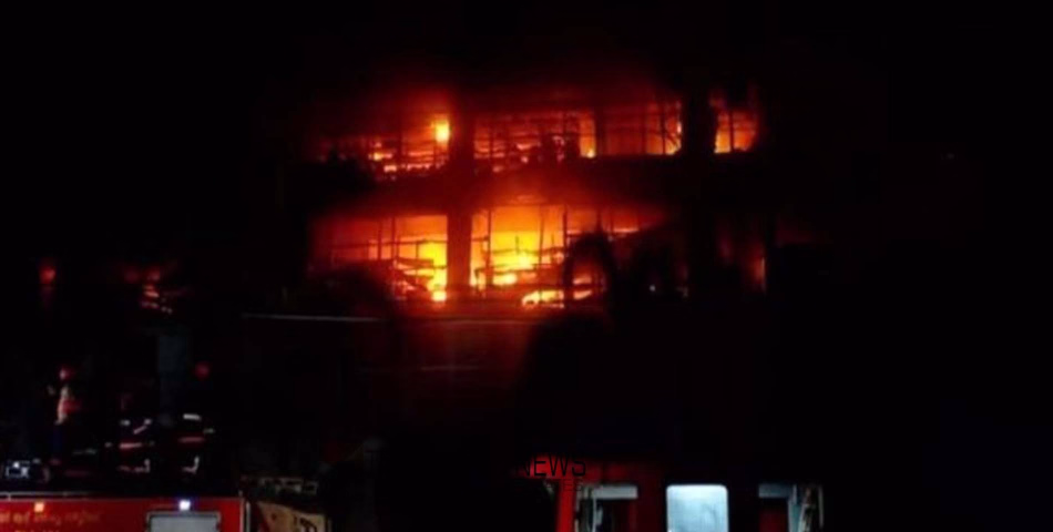 കോഴിക്കോട് ജയലക്ഷ്മി സിൽക്ക്സിലെ തീപിടുത്തം; കോടികളുടെ നഷ്ടമെന്ന് പ്രാഥമിക വിലയിരുത്തൽ, നാലാം നിലയിലെ തീ അണച്ചു