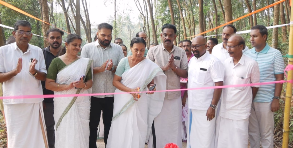 മണിയാണി - പുലി മുണ്ട റോഡ് ബ്ലോക്ക് പഞ്ചായത്ത് പ്രസിഡണ്ട് ഇന്ദിര ശ്രീധരൻ ഉദ്ഘാടനം ചെയ്തു