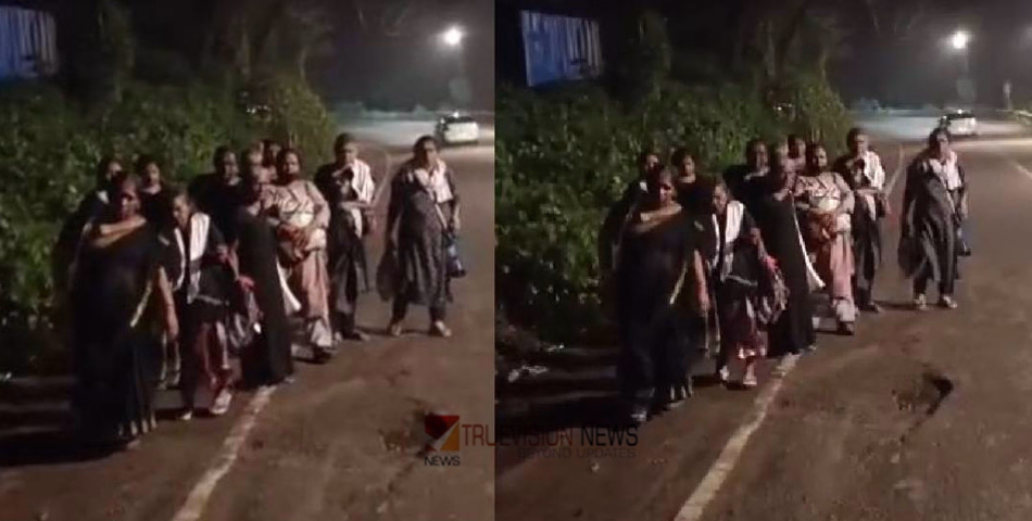 കണ്ടക്ടർ ഇനി കാഞ്ഞങ്ങാട് ടിക്കറ്റ് അടിക്കും; ശബരിമല തീർത്ഥാടകരെ വഴിയിൽ ഇറക്കിവിട്ടു, കെഎസ്ആർടിസി കണ്ടക്ടറെ സ്ഥലംമാറ്റി, ഡ്രൈവറെ പിരിച്ചുവിട്ടു