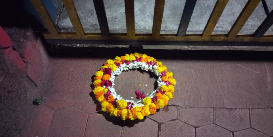 കുഞ്ഞിക്കൃഷ്ണൻ്റെ പുസ്തകം ഏറ്റുവാങ്ങി; എഴുത്തുകാരന്റെ കണ്ണൂരിലെ വീടിനു മുന്നിൽ റീത്ത്