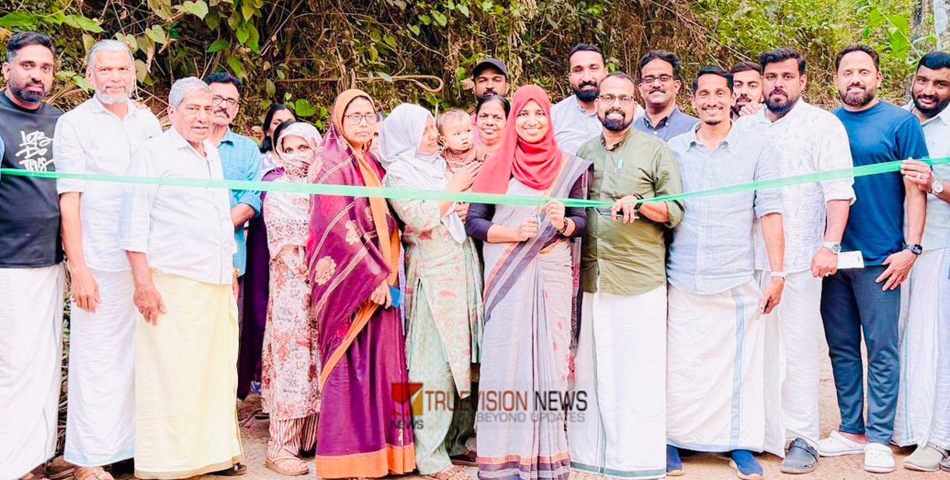 ഇയ്യംകോട് രണ്ട് റോഡുകൾ നാടിനു സമർപ്പിച്ചു