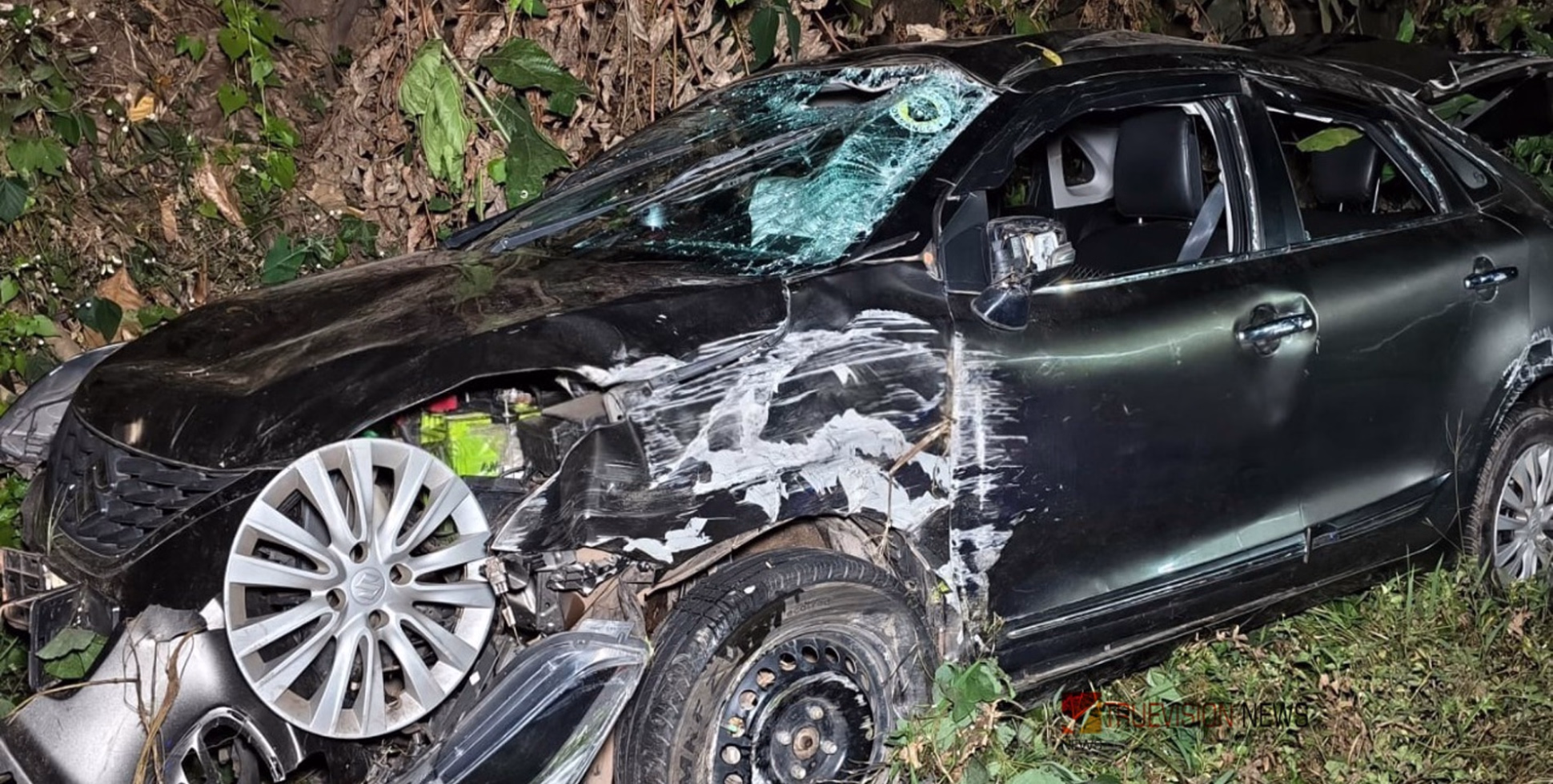 കുറ്റ്യാടി ചുരത്തിൽ കാർ നിയന്ത്രണം വിട്ട് മറിഞ്ഞു; മൂന്ന് പേർക്ക് പരിക്ക്