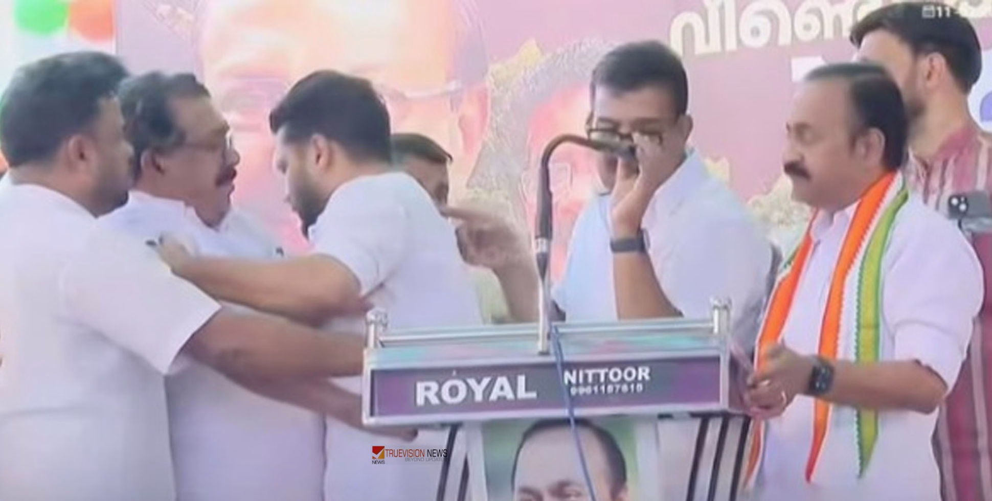 ഷാഫി 'ഷോ'; കോൺഗ്രസ് നേതാക്കൾ തമ്മിൽ പോര്, കുറ്റ്യാടിയിൽ വി.ഡി. സതീശന്റെ ജാഥാ വേദിയിൽ സംഘർഷം