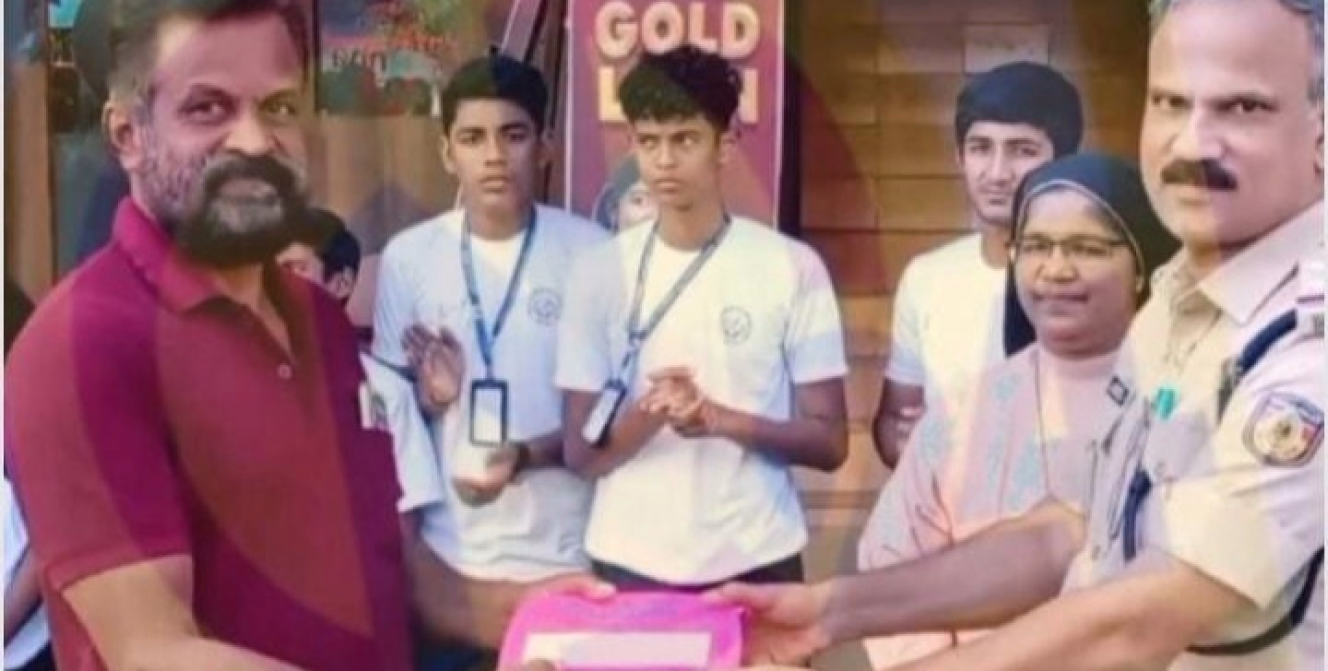 കേളകം ലിറ്റിൽ ഫ്ലവർ ഇംഗ്ലീഷ് മീഡിയം ഹൈസ്കൂളിലെ റോഡ് സുരക്ഷാ ക്ലബ്ബിന്റെ നേതൃത്വത്തിൽ  ഓട്ടോ ടാക്സി തൊഴിലാളി കൾക്ക് ഫസ്റ്റ് എയ്ഡ് കിറ്റുകൾ വിതരണം ചെയ്തു 