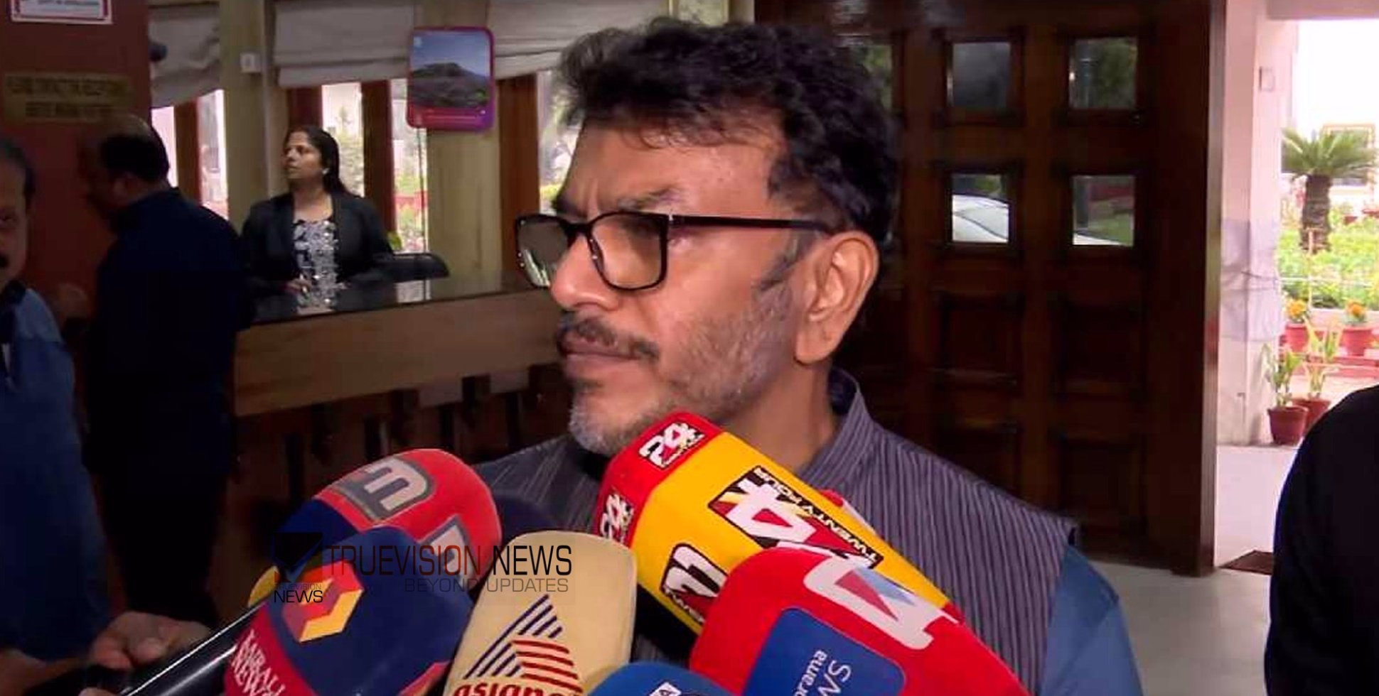 'അച്ഛനുമായി വൈകാരികമായി ബന്ധമുള്ള സ്ഥലമാണ് മലമ്പുഴ, സ്ഥാനാർത്ഥിത്വത്തെ കുറിച്ചൊന്നും പാർട്ടി ചർച്ച ചെയ്തിട്ടില്ല' -  വി എ അരുൺകുമാർ